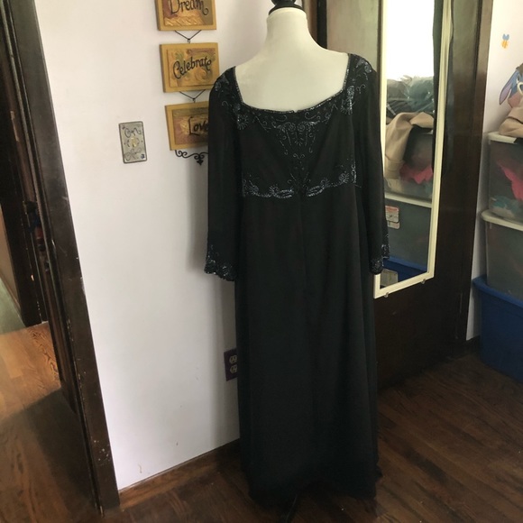 Black gown - Picture 8 of 12